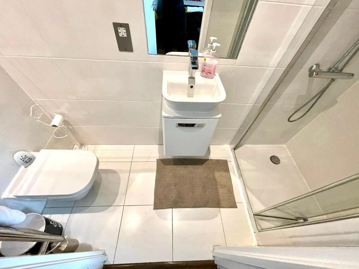 London Stratford Luxury House: Spacious Garden Retreat Near Westfield