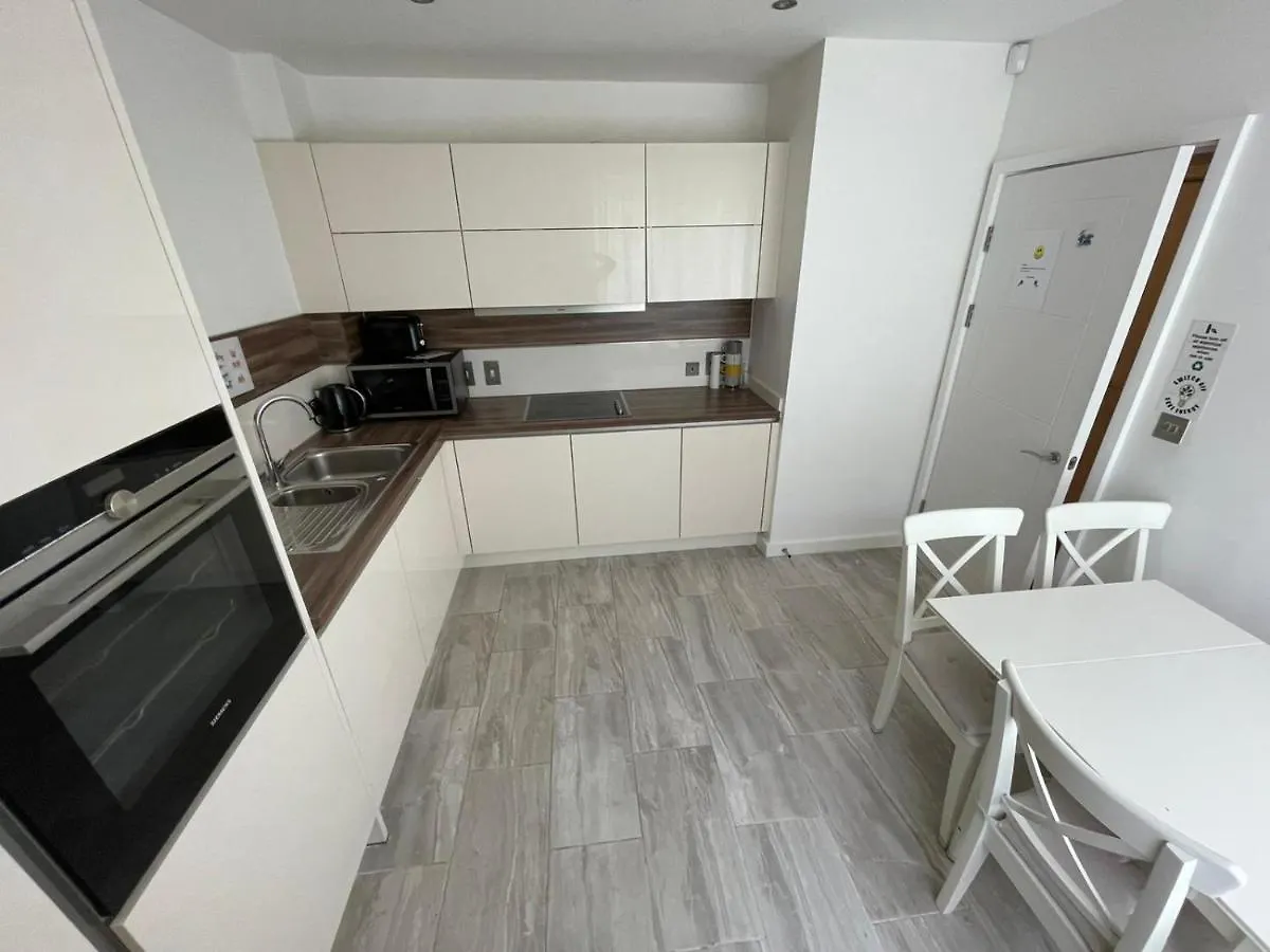 London Stratford Luxury House: Spacious Garden Retreat Near Westfield
