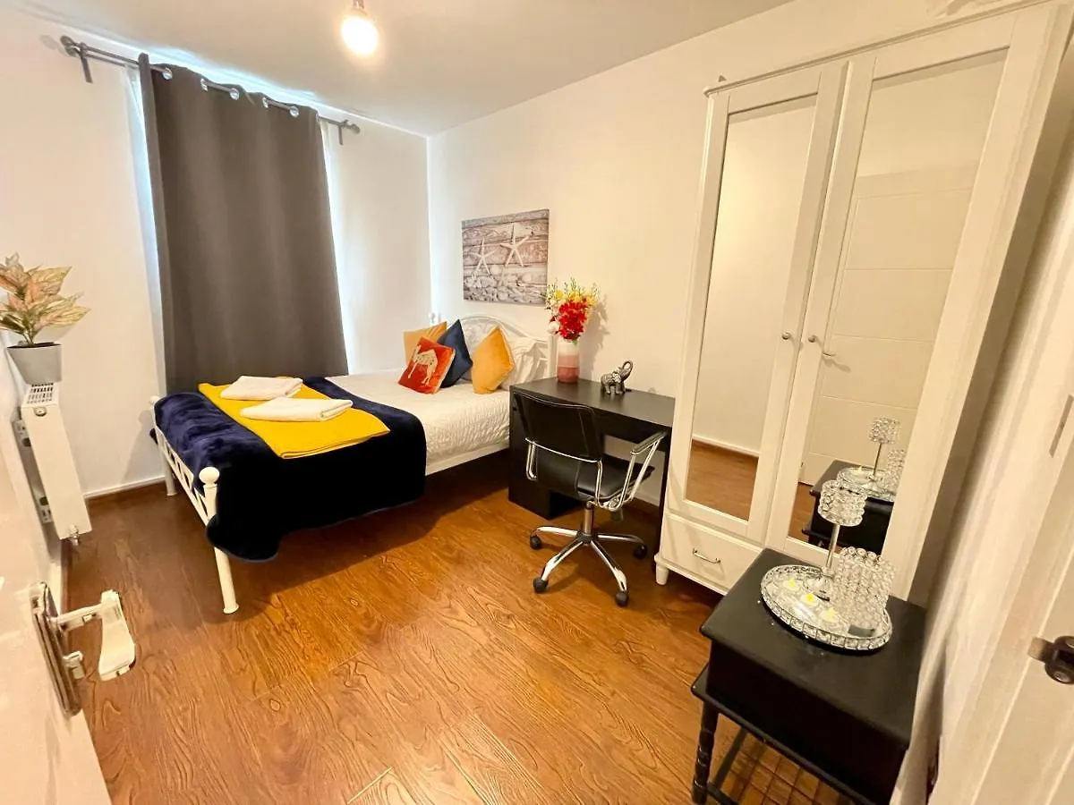 London Stratford Luxury House: Spacious Garden Retreat Near Westfield Apartment