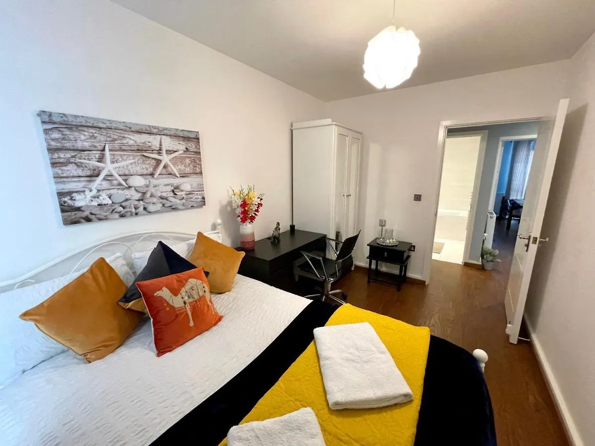 London Stratford Luxury House: Spacious Garden Retreat Near Westfield