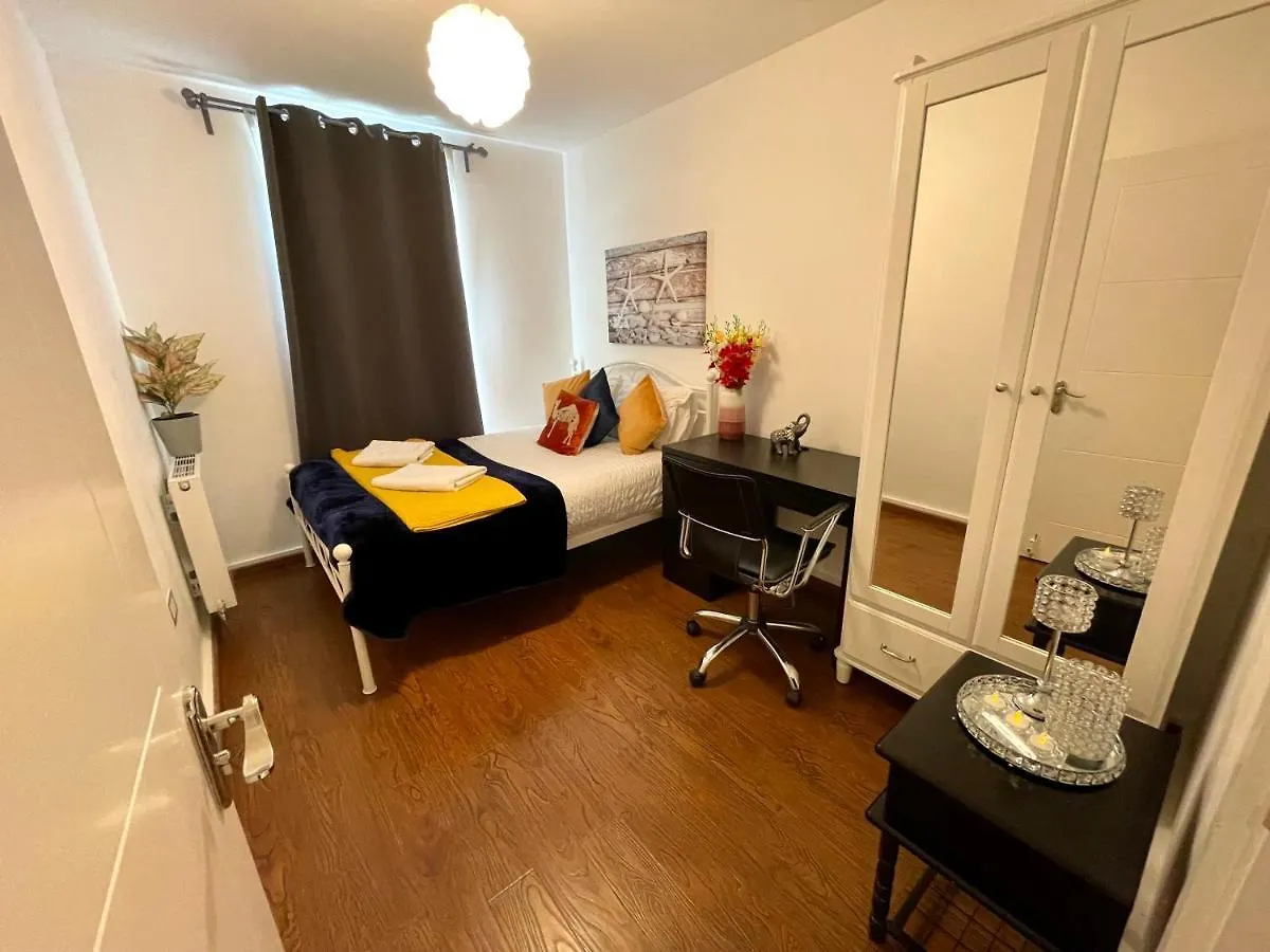 London Stratford Luxury House: Spacious Garden Retreat Near Westfield Apartment
