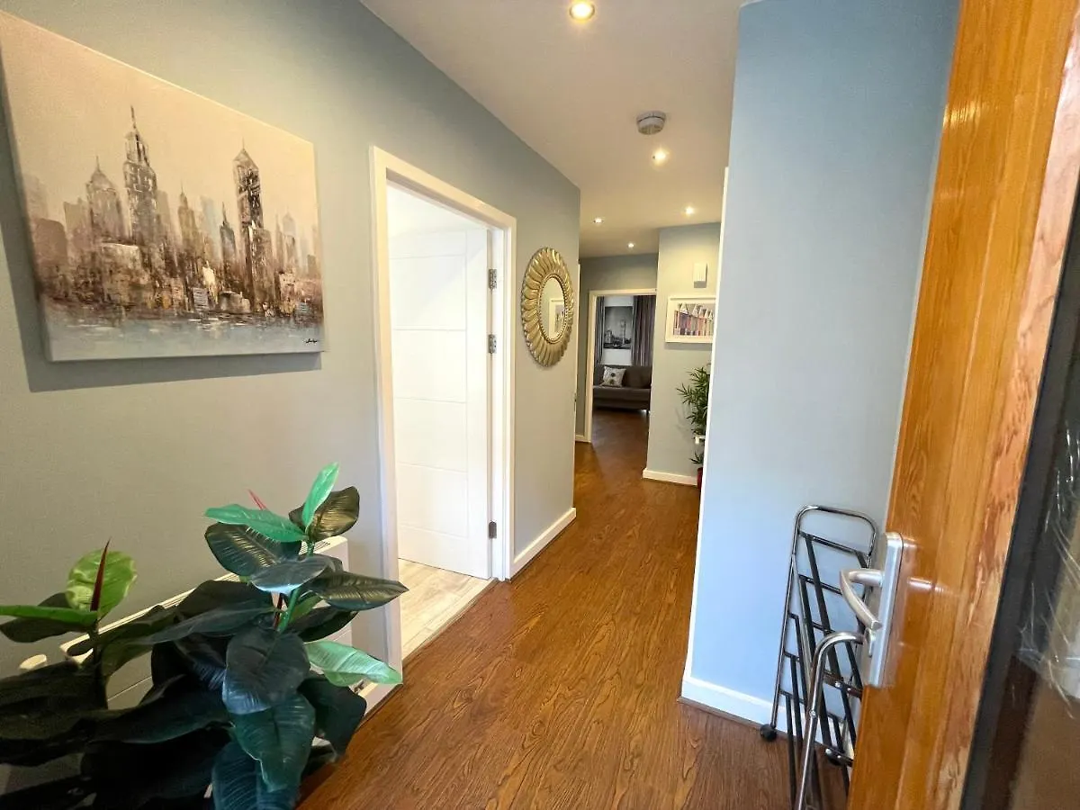 London Stratford Luxury House: Spacious Garden Retreat Near Westfield Apartment