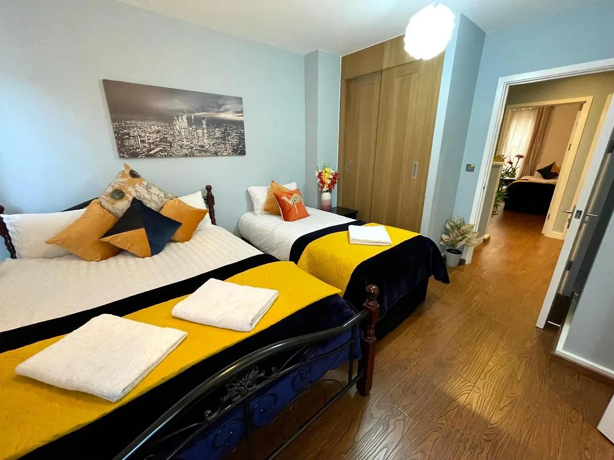 London Stratford Luxury House: Spacious Garden Retreat Near Westfield Apartment